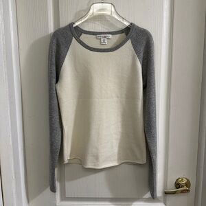 Banana Republic women Gray and Cream 100% Cashmere Sweater Size Medium